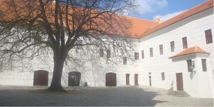 Trebic-basiliek-Sint-Prokop-Tsjechië-wit-gebouw
