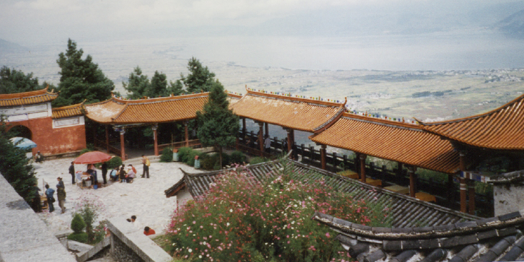 Dali-Zhonghe-tempel-Erhai-Lu-meer-uitzicht-China