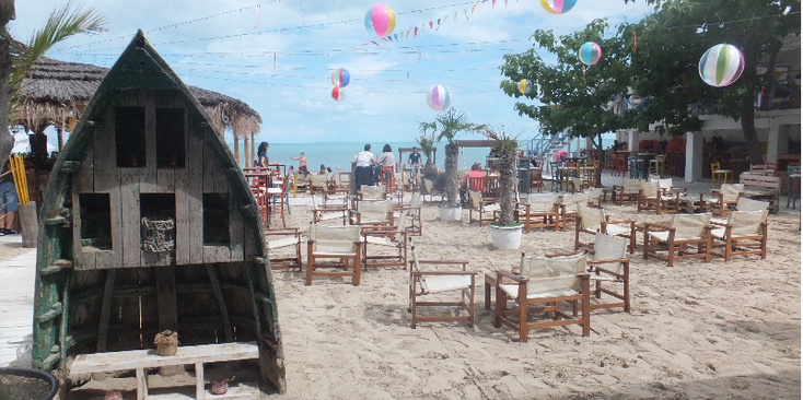 Varna-strand-strandhuis-zonnestoel-club-zand-palmboom-Bulgarije