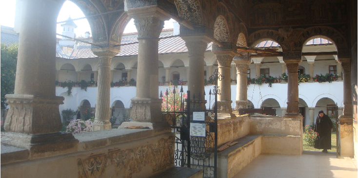 Horezu-klooster-Roemenië-non-pilaren-Bijbelse-fresco