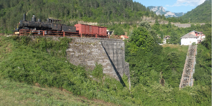 Jablanica-locomotief-Slag-bij-Neretva-vernielde-spoorbrug-museum-Bosnië-Herzegovina