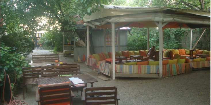 Doors-the-tuin-hostel-Boekarest-Roemenië