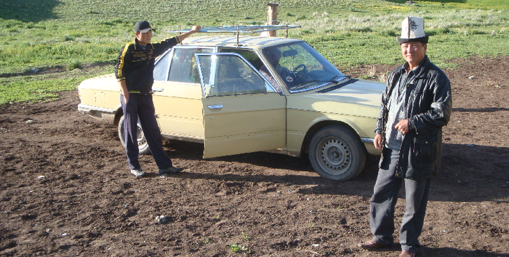 Vilten-hoed-Kirgizië-lada-Song-Kol-meer