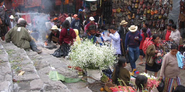 Chichicastenango-markt-inheemse-bevolking-indianen-kleding-Guatemala-kleuren