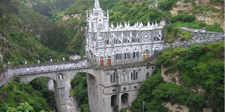 Santuario-de-La-Lajas-kathedraal-Colombia-maagd-Maria-gespiegeld-kerk