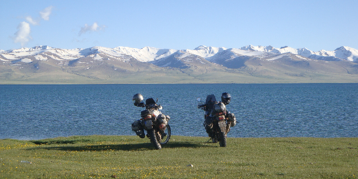 Song-Kol-meer-Kirgizië-motor-bergen-sneeuw