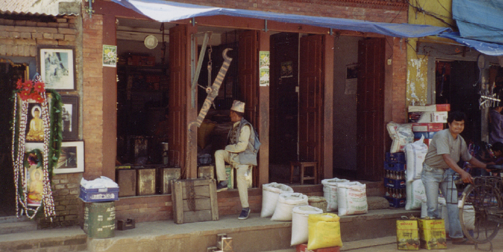 Bhaktapur-streetlife-straatleven-winkel-Nepal