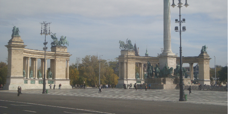 Heldenplein-monument-herdenking-beelden-pilaar-plein-Boedapest-Hongarije