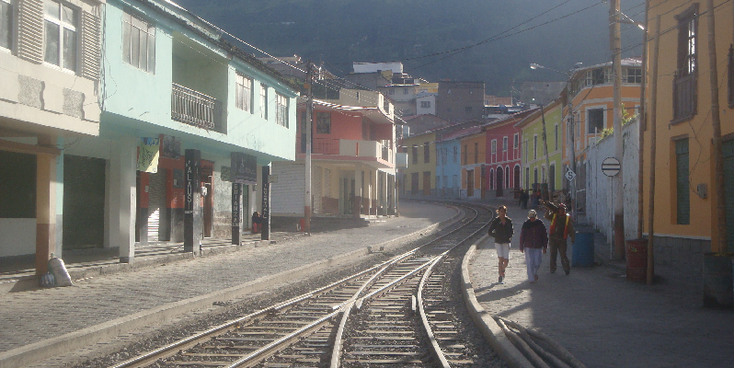 Alausi-treinrails-gekleurde-huizen-El-Nariz-del-Diablo-Ecuador