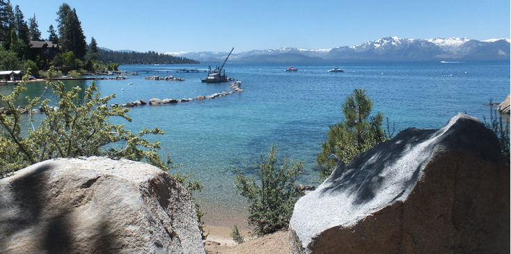 Lake-Tahoe-boot-bergen-rotsen-Verenigde-Staten