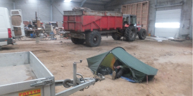 Dikkebus-loods-tent-wild-kamperen-boerderij-Brandhoek-België