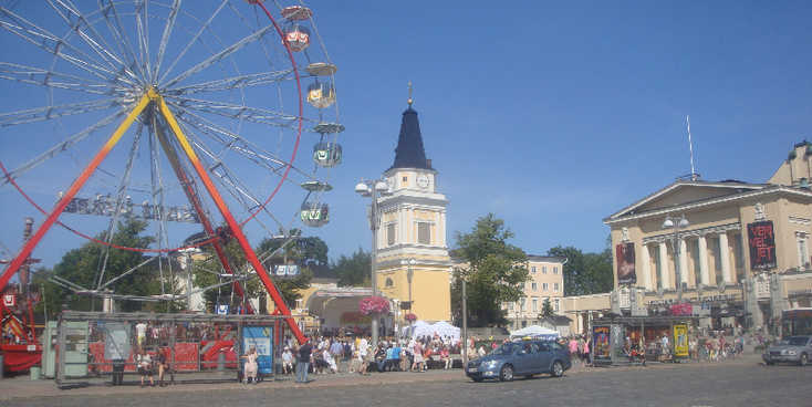 Tampere-reuzenrad-kerk-straatleven-kraampje-kermis-Finland