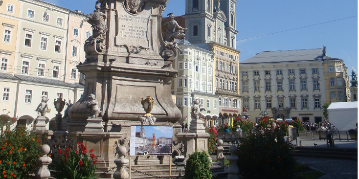 Linz-Hauptplatz-column-pilaar-beeld-fontein-rathaus-stadhuis-plein-Oostenrijk