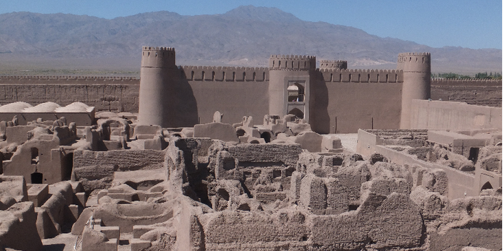 Rayen-lemen-stad-Iran-stadsmuur-paleis-toren