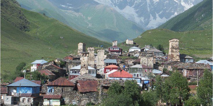 Ushguli-Enguri-vallei-rivier-Svaneti-Kaukasus-wachttorens-Georgië