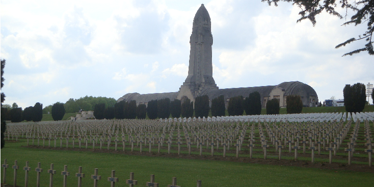 Verdun-slagveld-monument-herdenking-begraafplaats-graven-kruizen-Memorial-Ossuaire-Frankrijk-WW1