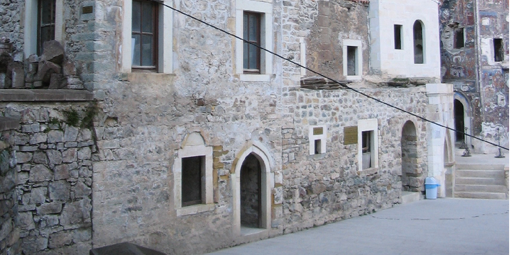 Sumela-kloosters-in-de-wand-fresco-grot-gebouwd-Christelijk-Turkije