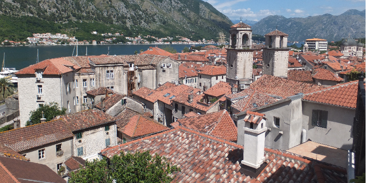 Kotor-baai-van-meer-daken-Montenegro