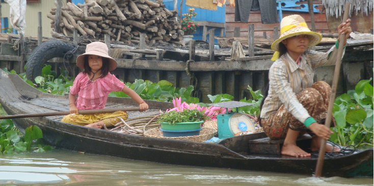 Tonle-Sap-meer-boot-hoedje-kano-Cambodja