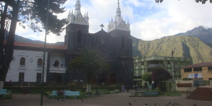 Banos-basiliek-katholieke-kerk-plein-Ecuador