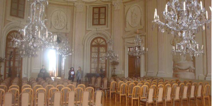 Slavkov-U-Brna-kasteel-Austerlitz-paleis-zaal-kroonluchters-onderhandelingen-Napoleon-Tsjechië