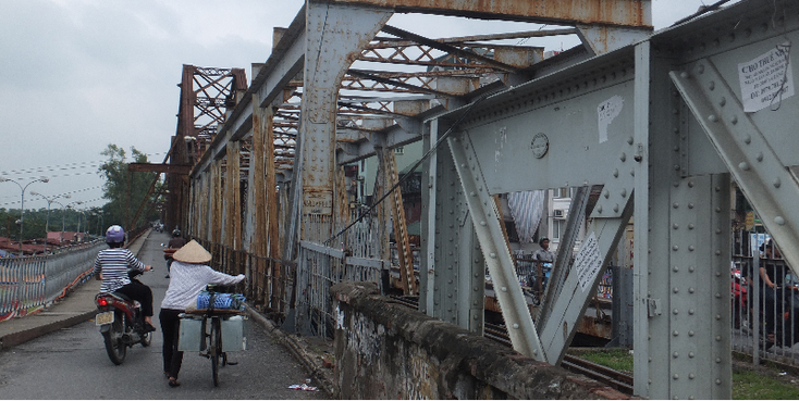 Long-Bien-brug-An-Toan-Giao-Thong-Hanoi-Vietnam