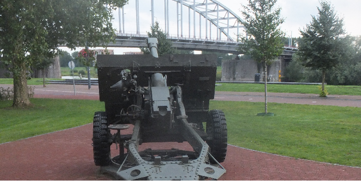 Airborne-at-the-bridge-kanon-museum-Jacob-Groenewoud-plantsoen-WW2-John-Frost-brug-Arnhem-Nederland