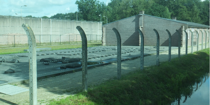 Vught-Nationaal-Monument-greppel-hek-concentratiekamp-WW2-Nederland