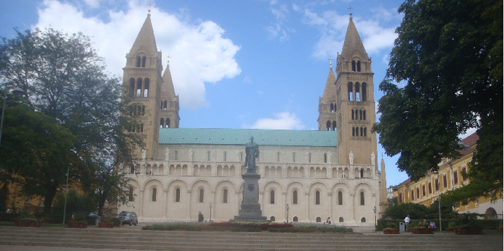 Pecs-Dom-stadhuis-standbeeld-Hongarije