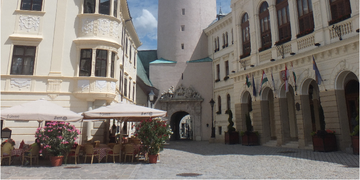 Sopron-Ter-plein-zuil-koopmanshuizen-vakmanshuizen-gekleurd-Hongarije