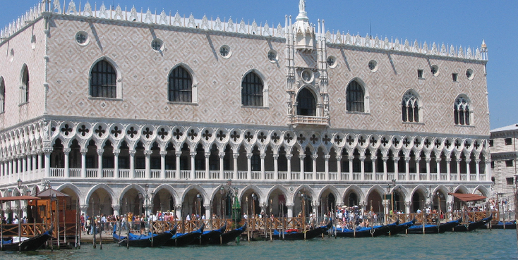 Venetië-San-Marco-paleis-kanaal-boten-water-palen-Italië