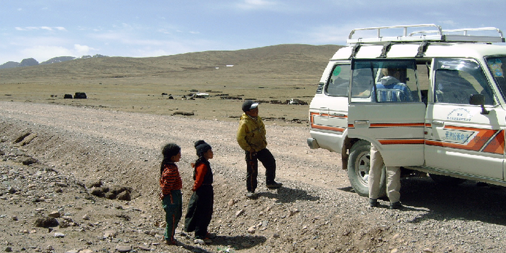 Tibet-China-kinderen-onderweg-Jeep-plateau