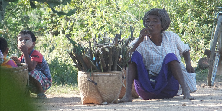 Bagan-vrouw-sigaar-hout-rieten-mand-Myanmar-Birma