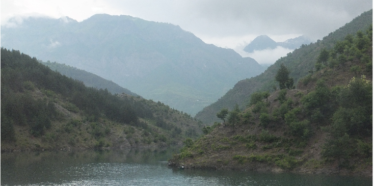 Koman-meer-Albanië-mist-nauwe-kliffen-doorgang-smal