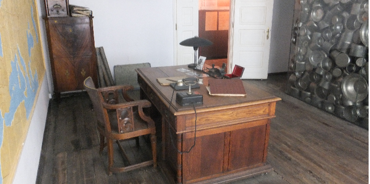 Oskar-Schindler-emaille-fabriek-bureau-pannen-potten-Krakau-Polen
