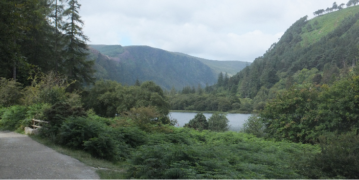 Glendalough-klooster-kerk-ruïnes-muur-stenen-toren-Ierland-meer