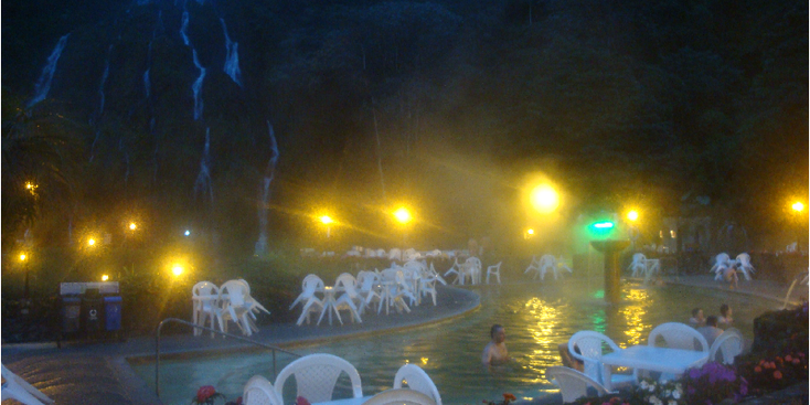 Thermales-de-Santa-Rosa-de-Cabral-verlicht-waterval-Colombia-warm-heet-water