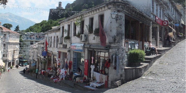 Gjirokaster-Gjirokastra-huizen-straatleven-Ottomaans-hoekwoning