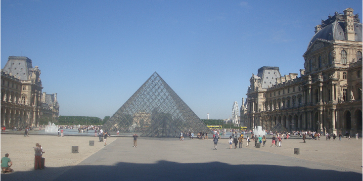 Louvre-glas-piramide-driehoek-museum-Parijs-Frankrijk