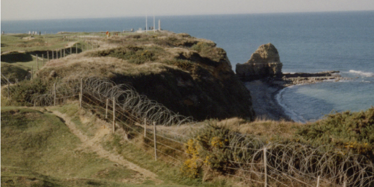 Pointe-du-Hoc-invasie-Normandië-D-Day-krater-prikkeldraad-Atlantische-muur-Frankrijk
