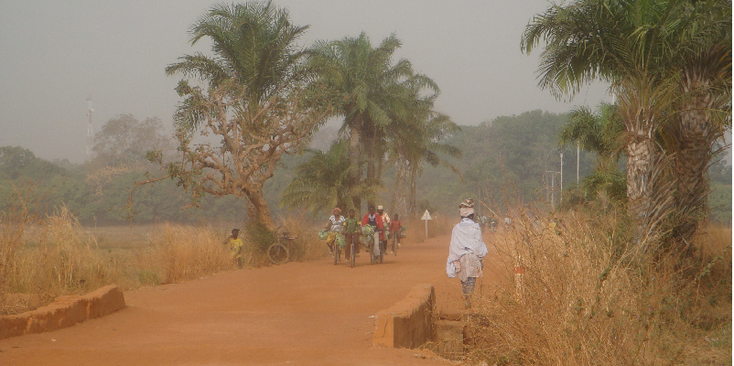 Banfora-stof-lokale-bevolking-fiets-Burkina-Faso