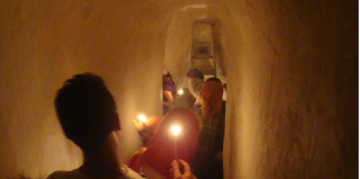 Lavra-lower-tunnel-labyrinth-gangen-kaars-kerk-ondergronds-Kiev-Oekraïne