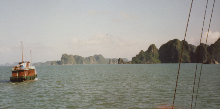 Halong-Bay-boten-karst-gebergte-eilanden-tocht-Vietnam-golf-van-Tonkin-kalkstenen-monolieten