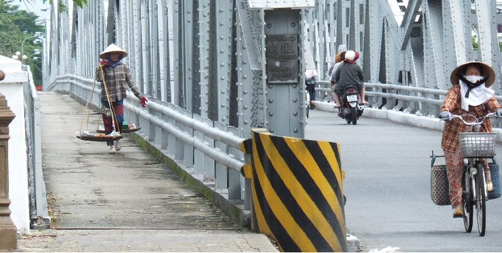 Trang-Tien-brug-Hue-cyclo-fiets-Vietnam