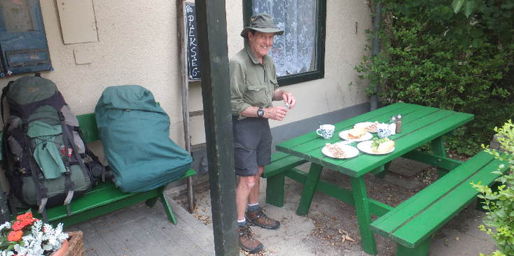 Visegrad-bakkerij-picknicktafel-Hongarije