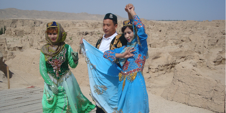 Jiaohe-Turpan-China-Mudbrick-Ruïns-Plateau-Traditional-Clothing