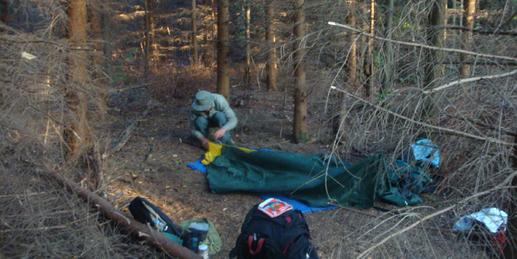 Wolfschanze-Mauerwald-bos-naaldbos-wildkamperen-tent-Polen
