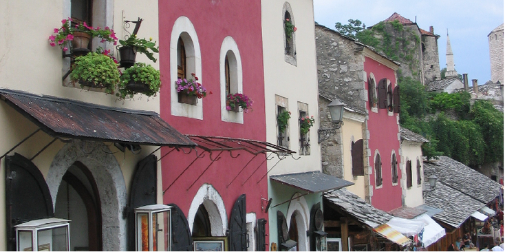 Mostar-souvenirs-huizen-balkons-bloemen-Bosnië-Herzegovina