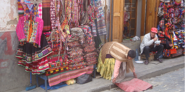 La-Paz-Bolivia-markt-heksen-bolhoed-kleuren-kleedjes