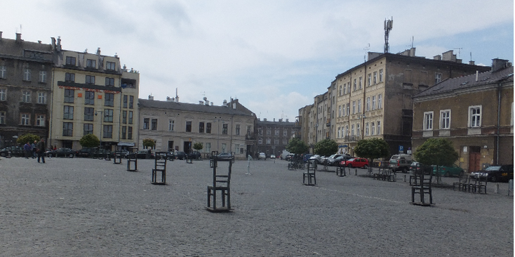 Bohaterow-Getta-Heldenplein-Podgorze-Joodse-getto-WWII-plein-stoelen-Krakau-Polen